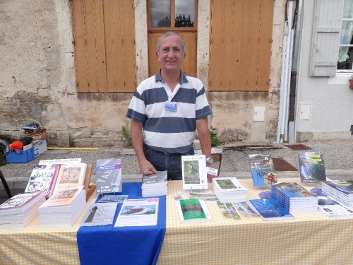 La bourse aux vieux papiers,livres, cartes postales, timbres, à Laignes..