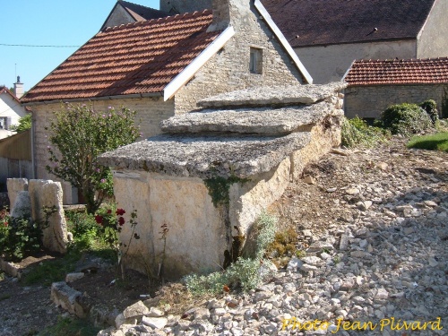 Vieilles pierres et calvaires à Brion sur Ource...