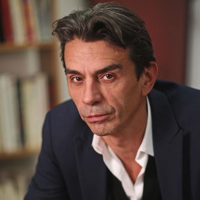 Regarder un passé qui ne passe toujours pas ? Celui de la guerre d’Algérie et de la colonisation.