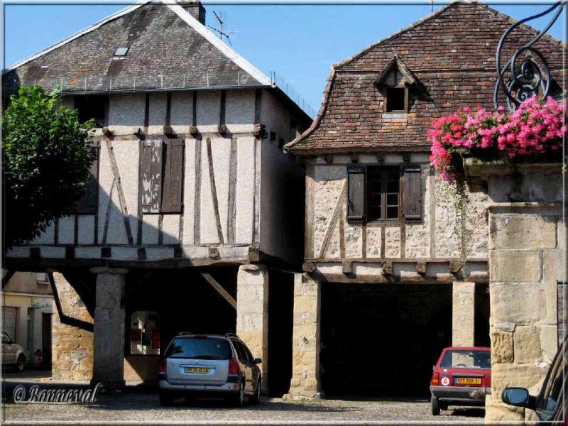 Bretenoux Lot maisons à pans de bois au-dessus des couverts