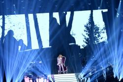 Madonna rend hommage à Prince avec Stevie Wonder aux Billboard Music Awards