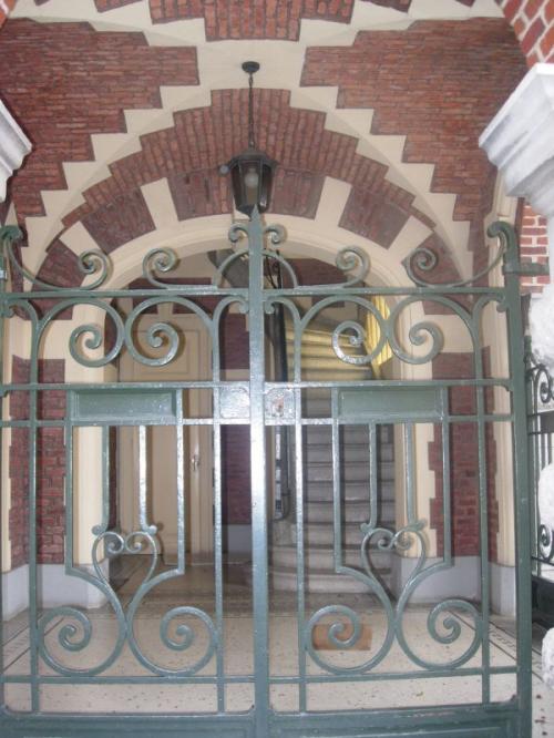 entrée et escalier de la mairie