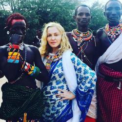 Madonna en visite humanitaire et culturelle au Kenya