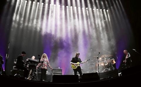STEVE HACKETT - Les détails du nouveau CD/Blu-ray live Genesis Revisited Live: Seconds Out & More ; "Squonk" Live Video 