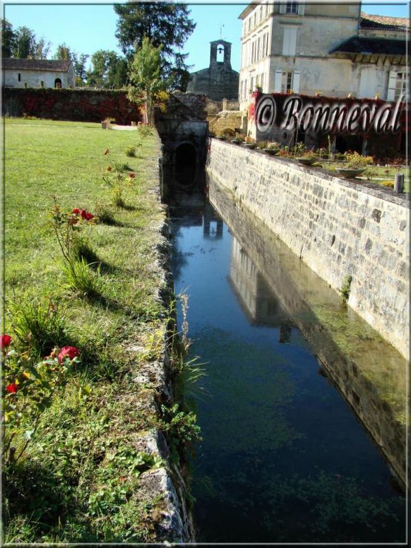 Abbaye de Fontdouce 12 ème siècle Charente-Maritime le canal dans les jardins