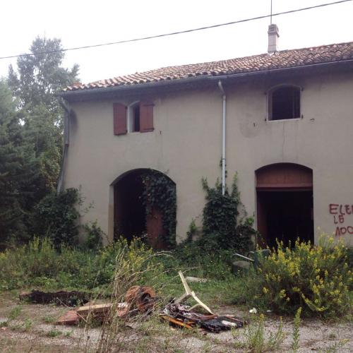 Enorme maison vandalisée, squatée encore intriguante