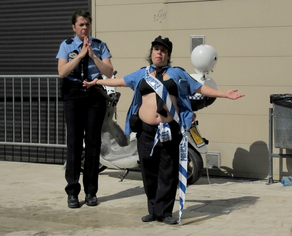 "Las Polis", un spectacle burlesque a été offert aux Châtillonnais sur le parvis du TGB !