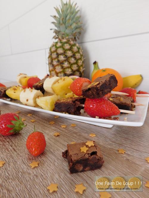 Brochettes de fruits et brownies
