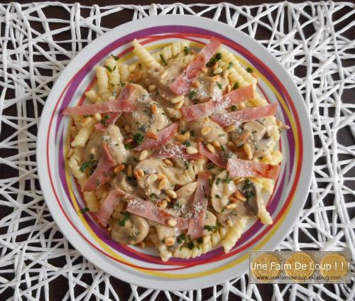 Pâtes crémeuses aux champignons bacon & pignons