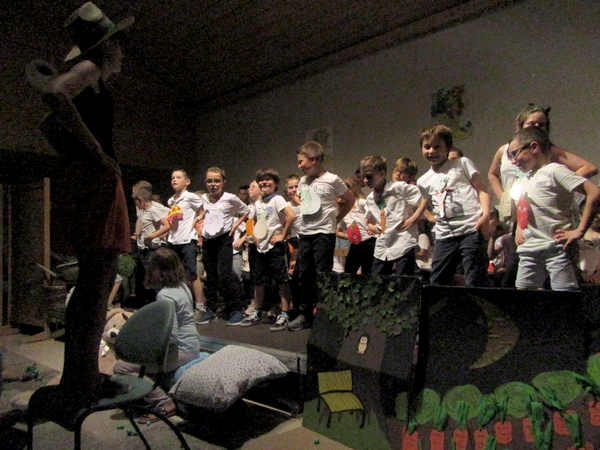 L'école Saint-Bernard a présenté son spectacle musical "J'aime pas les p'tits pois"...