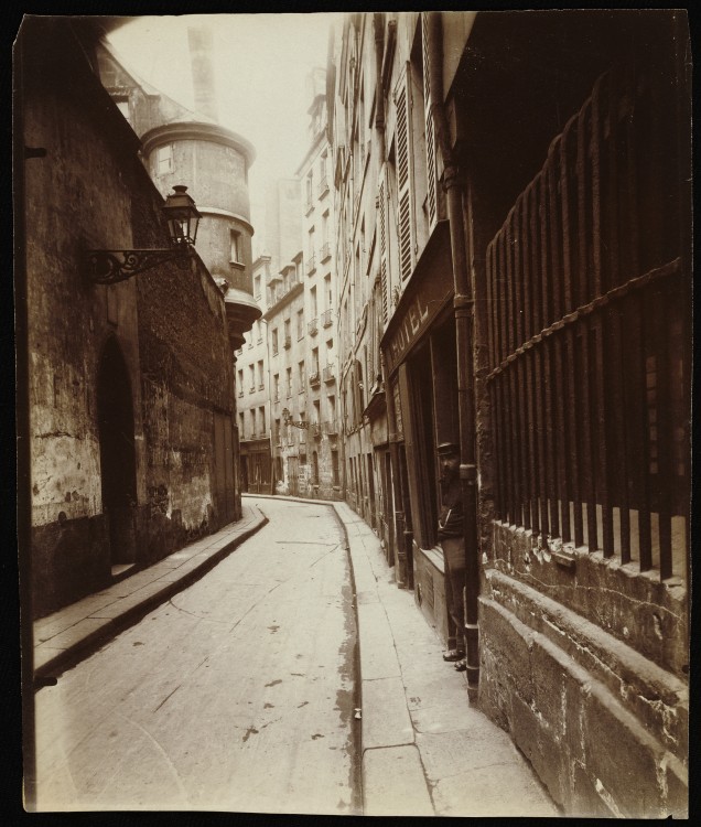Atget Paris Rue de lHotel de Ville 636x750 Le Paris de 1900 par Atget 