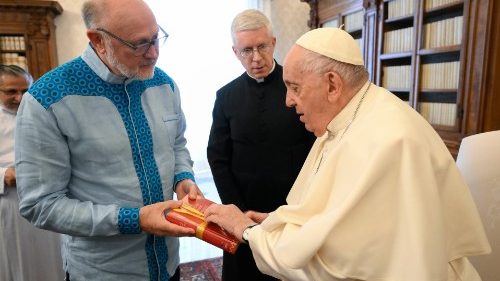 François à l’Alliance biblique: la course de la Parole de Dieu continue 