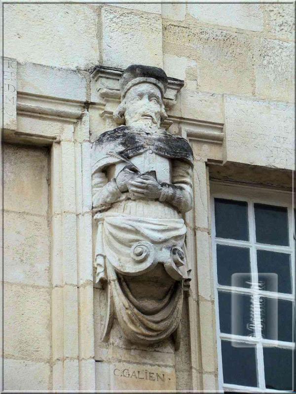 La Rochelle rue Nicolas Venette statue de Galien