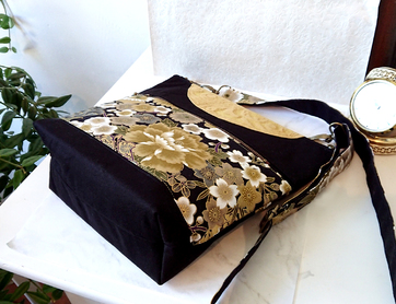 Sac à main tissu jamonais ocre noir motifs floraux, trois compartiments et sangle ajustable