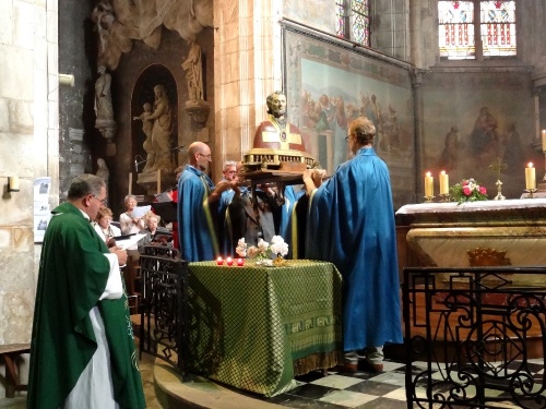 Remise du bâton de Saint Vorles et intronisations de nouveaux confrères dans la Confrérie Saint Vorles en juin 2012