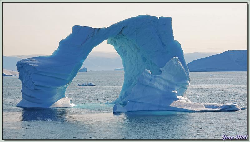 Navigation dans le Fjord Inglefield : la transformation de l'iceberg en arche - Région de Qaanaaq - Groenland