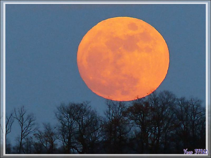 Lever (23/01/2016, 17 h 55) de la presque pleine Lune du 24/01 à 1 h 45 vue au coucher (16 h 31) du Soleil