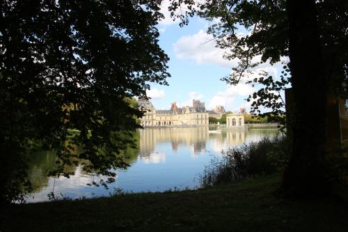 expostion d'art contemporain dans le jardin anglais du château de Fontainebleau