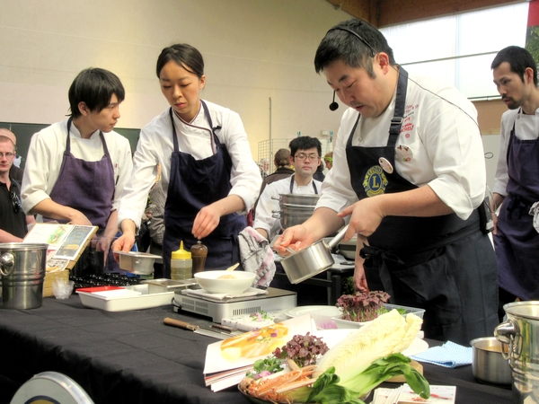Takashi Kinoshita , chef étoilé du Château de Courban,  a démontré tout  son talent au salon "Art et Saveurs" organisé par le Lions Club