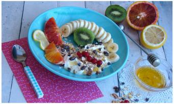 FROMAGE BLANC,ORANGE SANGUINE, BANANE,KIWI,GROSEILLE , MUESLI ET MIEL