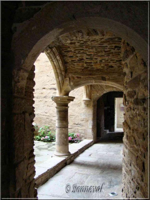 Sauveterre-de-Rouergue Aveyron l'Hôtel de Ville ancien couvent