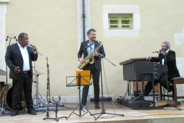 Jean-Pierre Dérouard et son trio, nous a offert un éblouissant concert de swing au jardin de la mairie