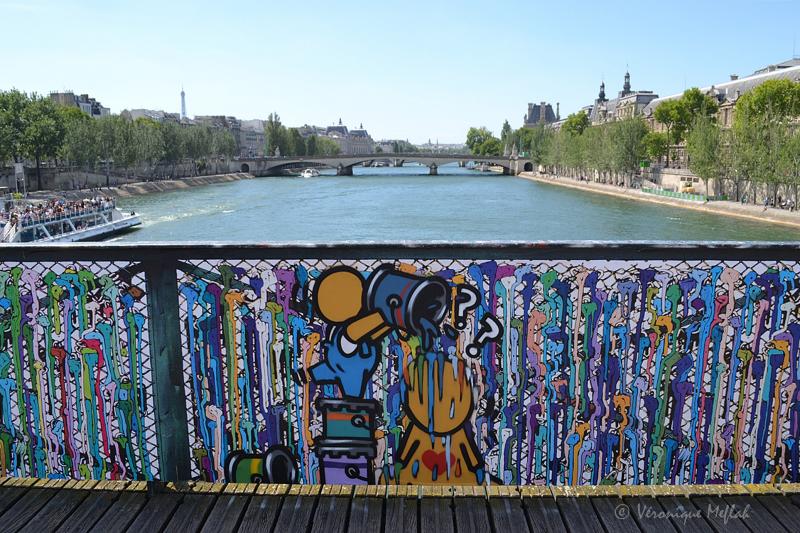 Débarrassé de ses cadenas, le pont des Arts se met au street art