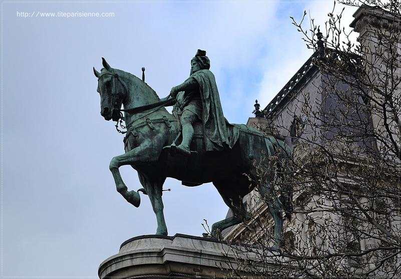 L'Hôtel de Ville de Paris : Statue équestre d'Etienne Marcel