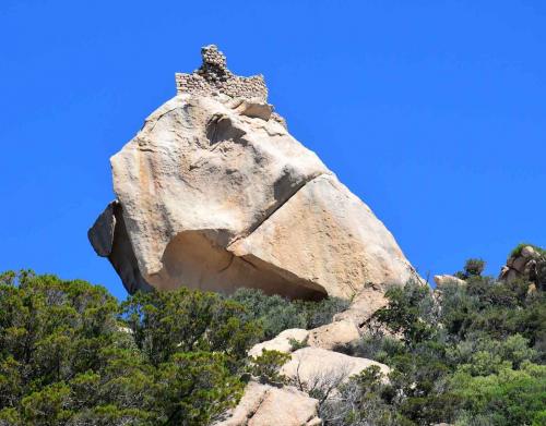 Roccapina : sa tour génoise et son lion (Corse)