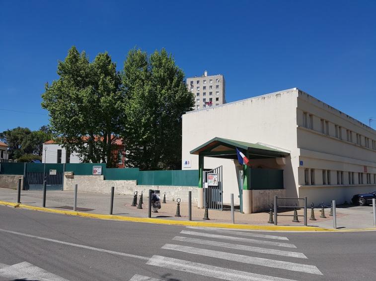 MARSEILLE - Mamiekéké papotte de choses et d' autres .