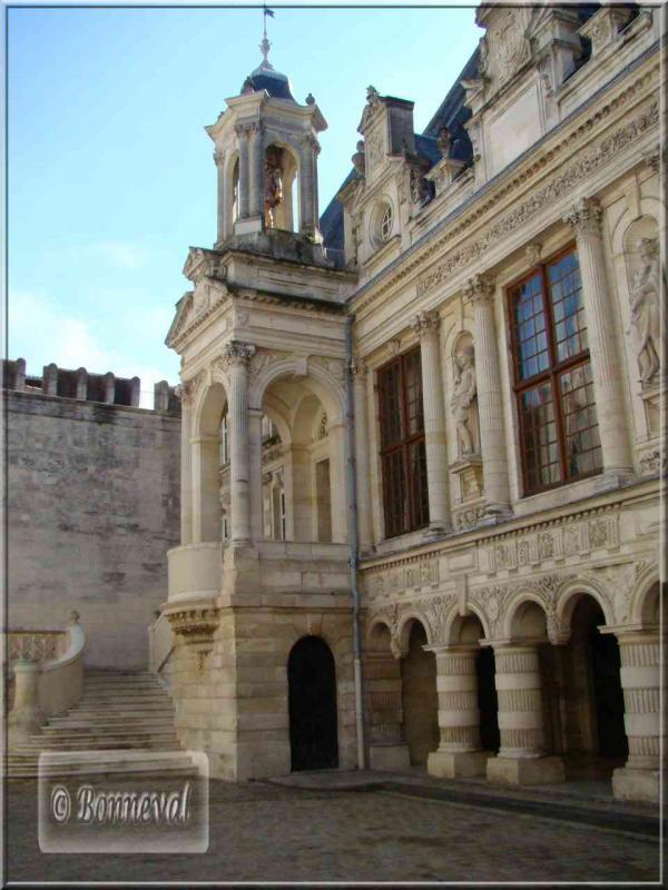 La Rochelle Hôtel de Ville cour intérieure escalier et statue d'Henri IV