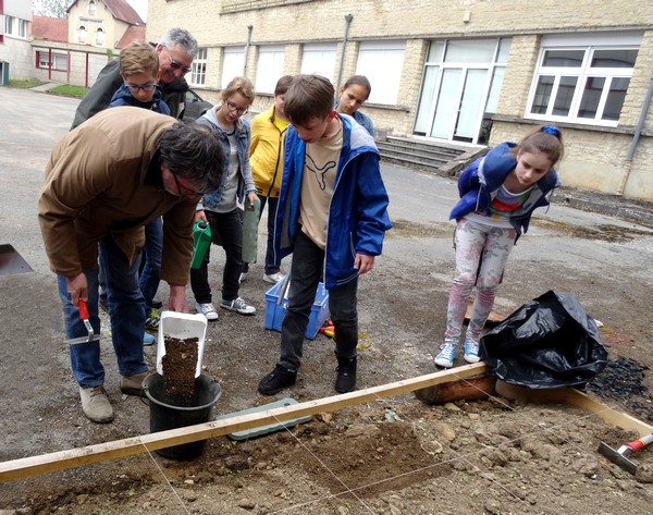 Les élèves du Collège Fontaine des Ducs s'initient à l'archéologie !