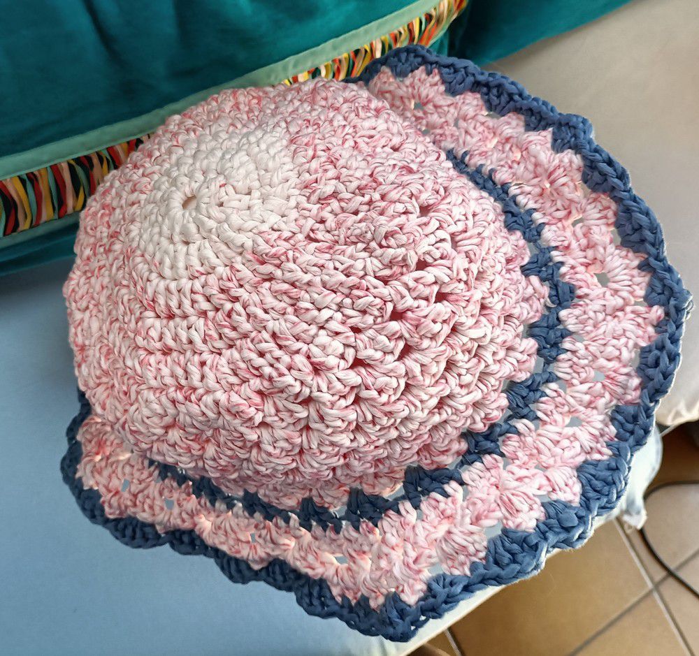 Deux chapeaux en raphia - juillet 2024...