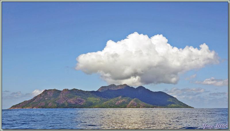 12/12/2021 : nous sortons de la marina d'Eden Island et poursuivons notre navigation vers Silhouette en longeant la côte nord-est de Mahé - Seychelles