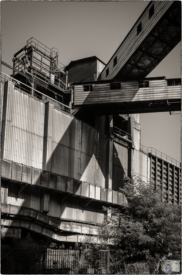 l'Usine (en couleurs ou en noir et blanc ?)