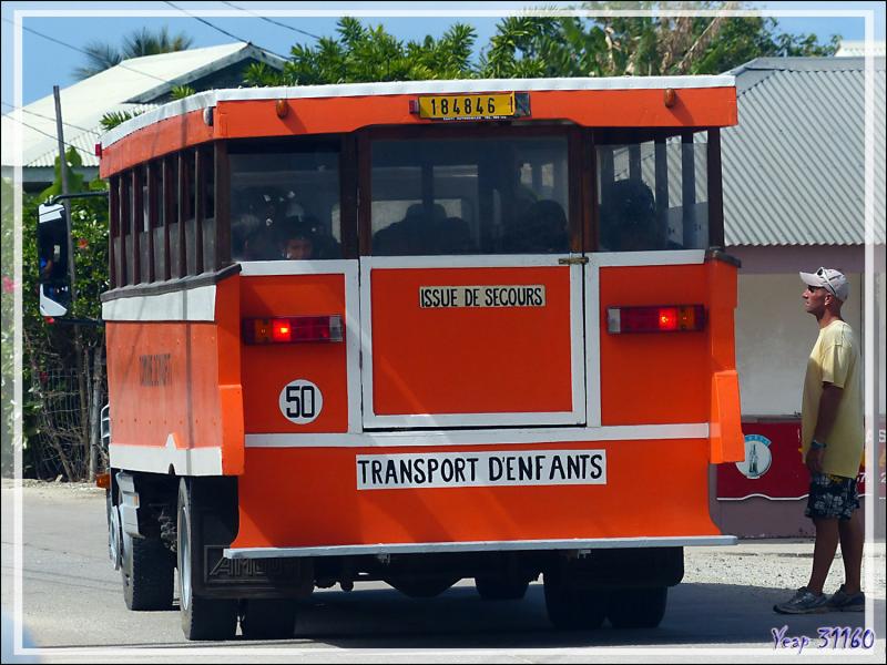 Bus de transport scolaire de Maupiti : un truck - Polynésie française