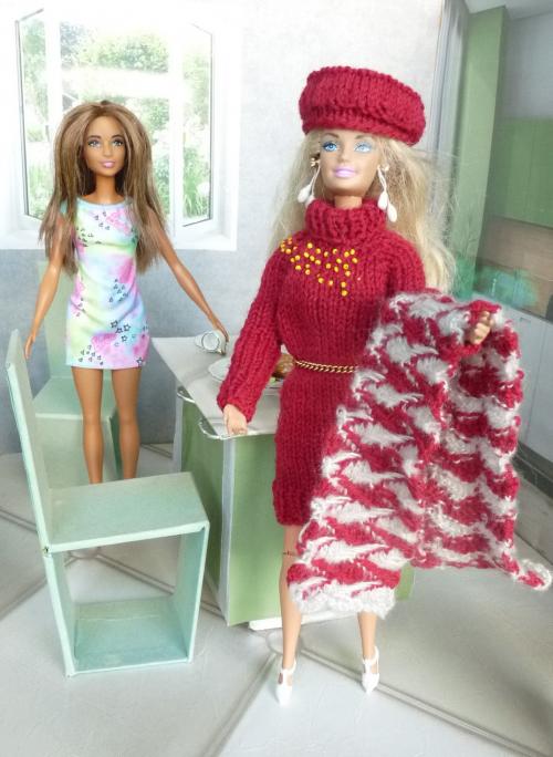 Barbie : Echarpe assortie à sa robe bordeaux