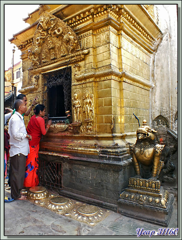 Blog de images-du-pays-des-ours : Images du Pays des Ours (et d'ailleurs ...), Dévotion au sanctuaire de Swayambhunath: alcôve sacrée au rideau d'acier - Katmandou - Népal