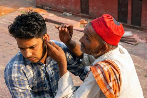 Nettoyeur d'oreilles en Inde (Savvapanf Photo-Shutterstock)