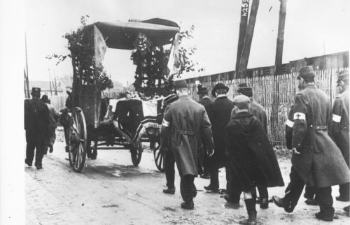La mort une affaire publique. Funérailles d'un soldat français, soldats et civils suivant un corbillard 1914
