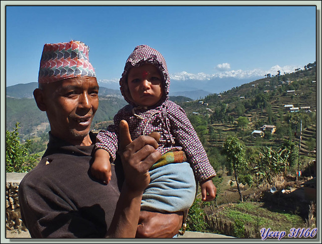 Blog de images-du-pays-des-ours : Images du Pays des Ours (et d'ailleurs ...), Traversée des collines entre Nagarkot et Katmandou: Regarde, le monsieur te prend en photo - Népal