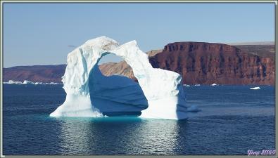 Navigation dans le Fjord Inglefield : la transformation de l'iceberg en arche - Région de Qaanaaq - Groenland