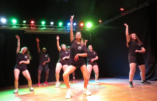 DECADANSE de la compagnie MLIT, a enthousiasmé le public salle Kiki de Montparrnasse...