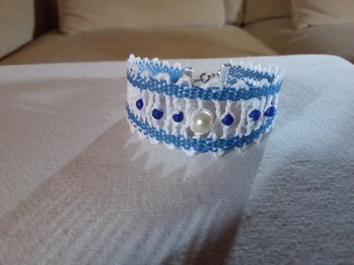 Un bracelet en dentelle