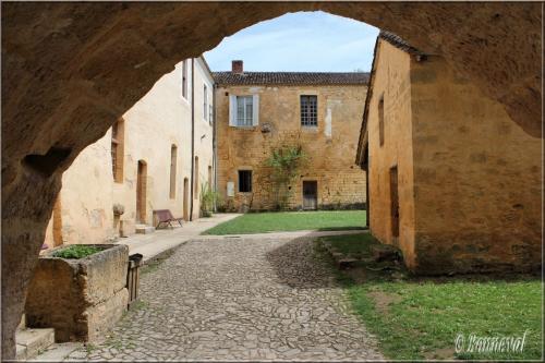 Abbaye de Cadouin Dordogne 12ème siècle la cour des communs