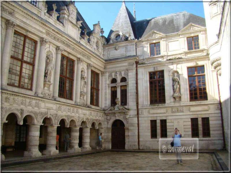 La Rochelle Hôtel de Ville cour intérieur et galerie aux arcades géminées