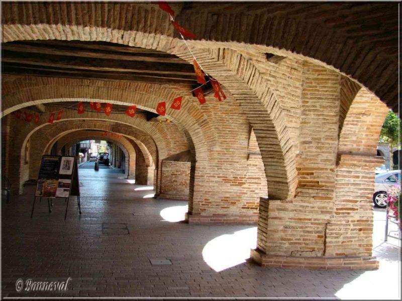 Lisle-sur-Tarn Tarn les couverts de la place