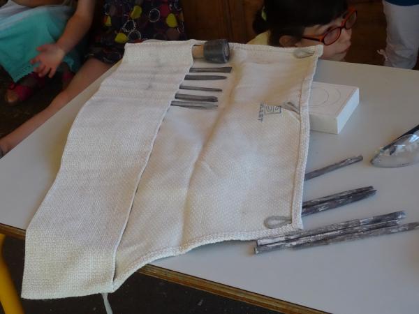 Les élèves de la Moyenne Section et de la Grande section de la Maternelle Cailletet se sont initiés à la sculpture avec Arno Mercier