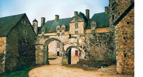 LES REMPARTS DE CROSVILLE-SUR-DOUVE (Manche)