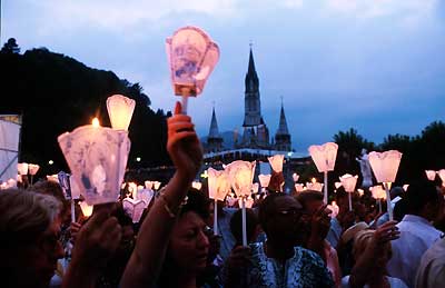 Lourdes : la procession aux flambeaux